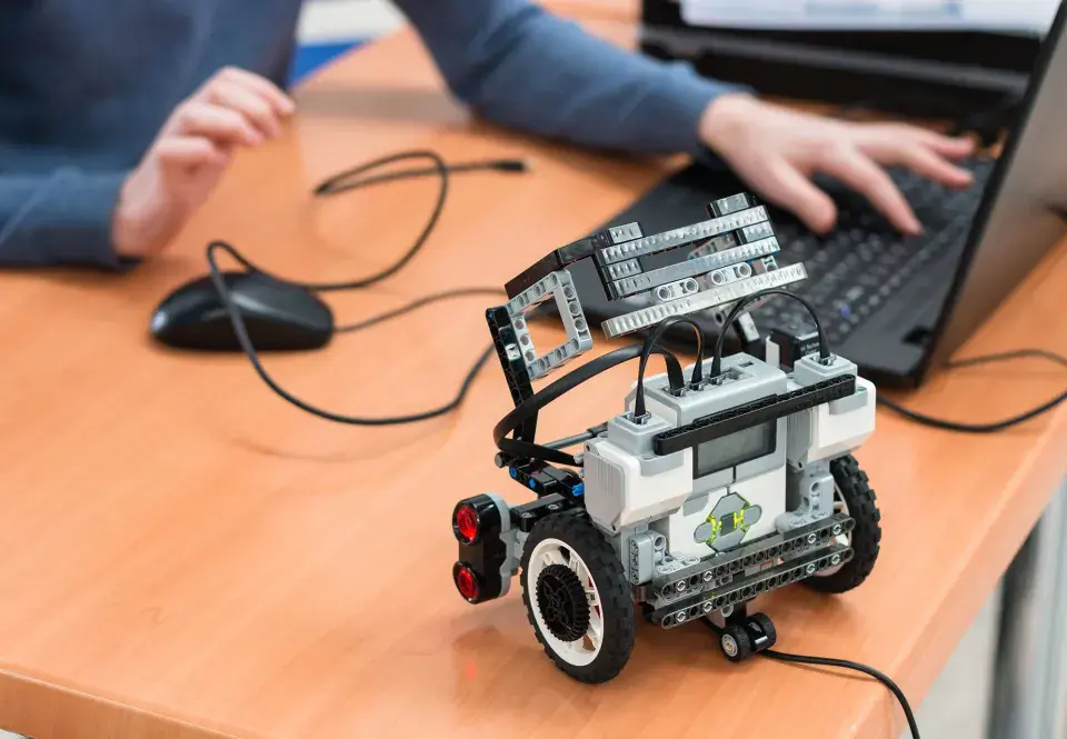 Photo d'un robot en Lego programmé