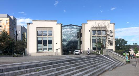 Photo de l'extérieur du bâtiment des Papeteries 